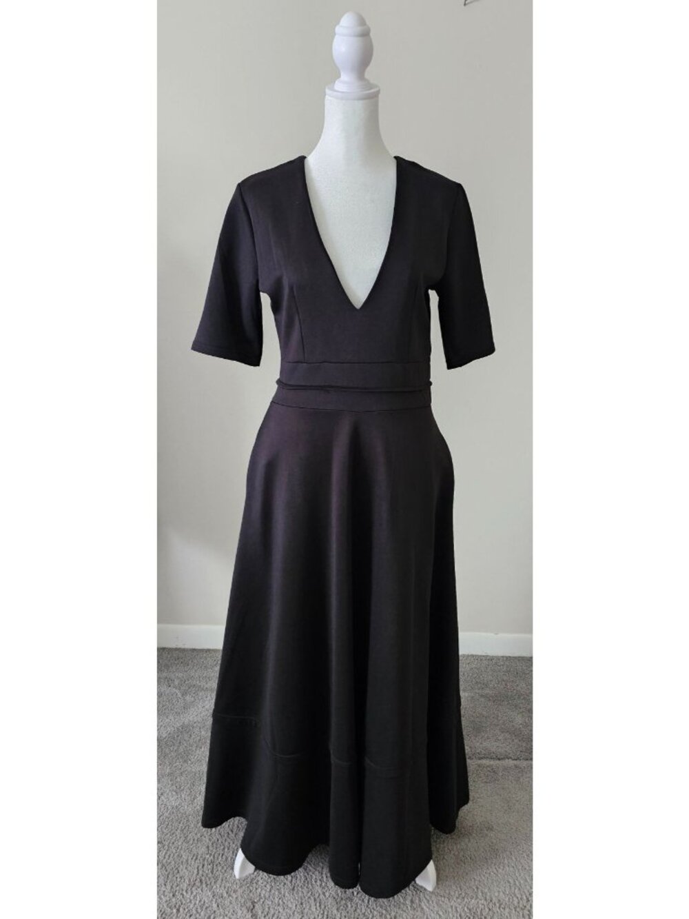 Elegant Womens Black Midi Dress Sz M V-Neckline Short Sleeves Fit & Flare Hem